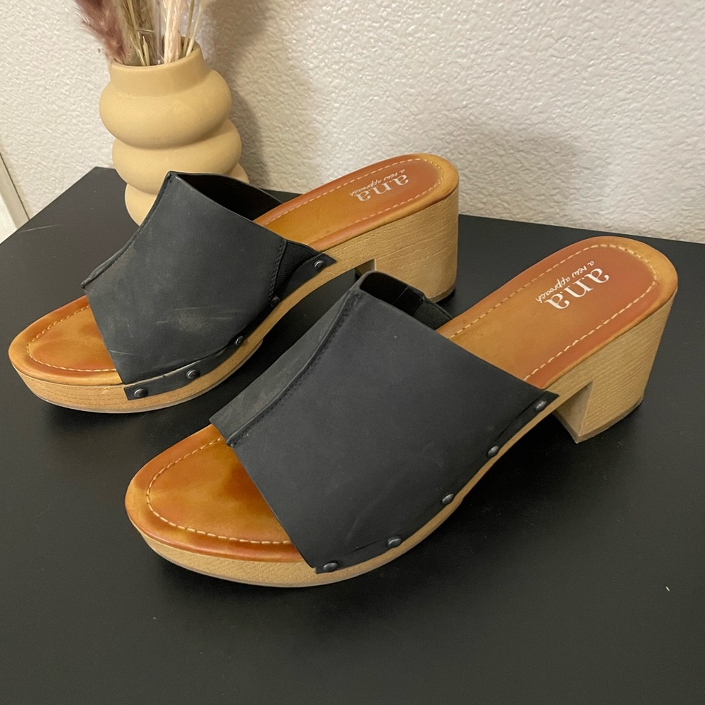 Black chunky heel shoe